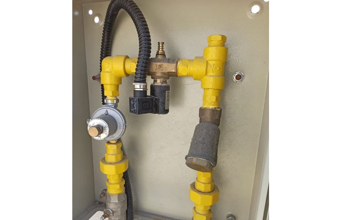 Regulator & safety valve assembly